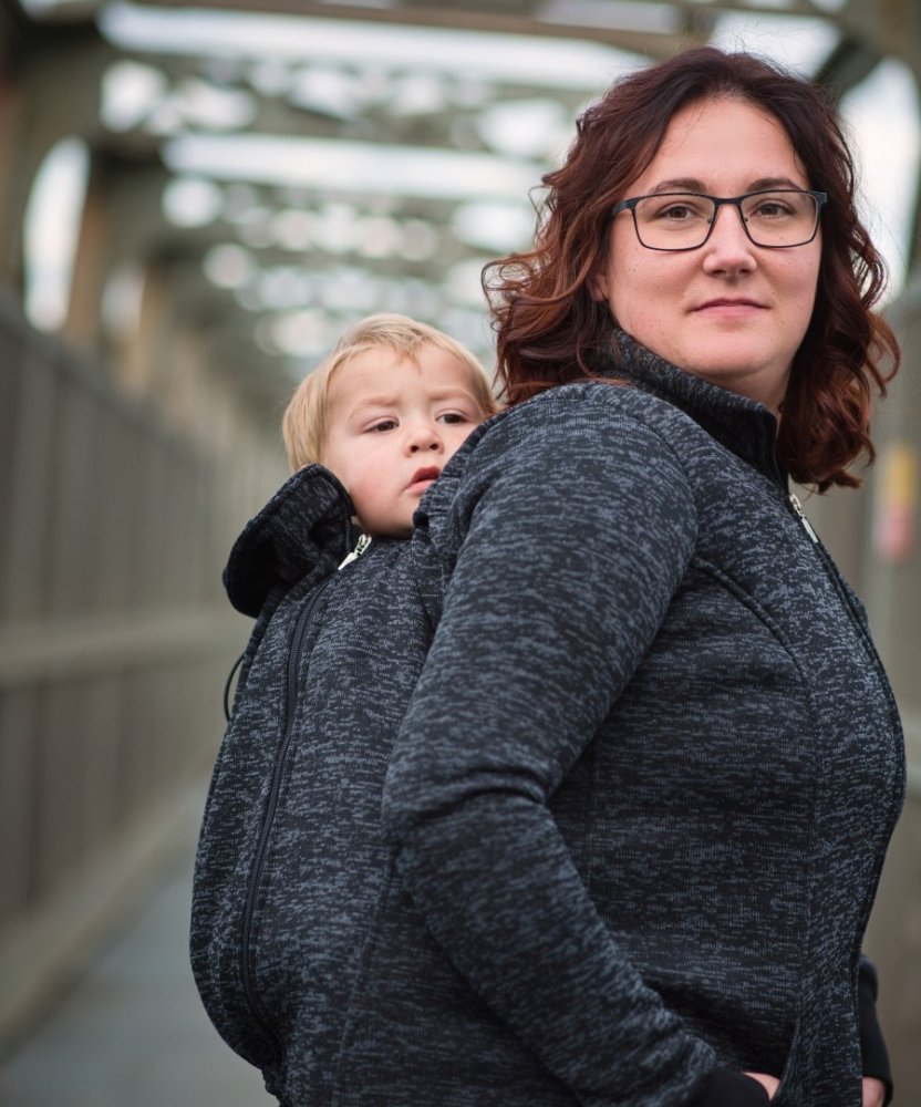 Portant le pull (devant et derrière) Lisa, noir L