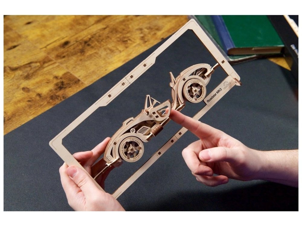 Ugears 2,5D dřevěné mechanické puzzle Roadster MK3 (obrázek 3)