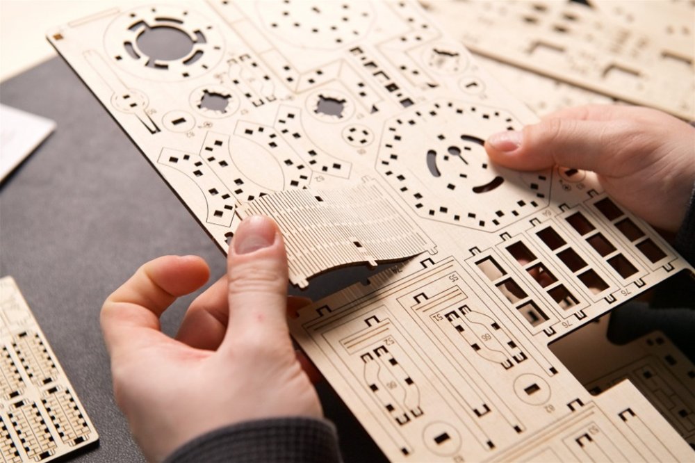 Ugears 3D dřevěné mechanické puzzle Maják Split Rock (obrázek 3)