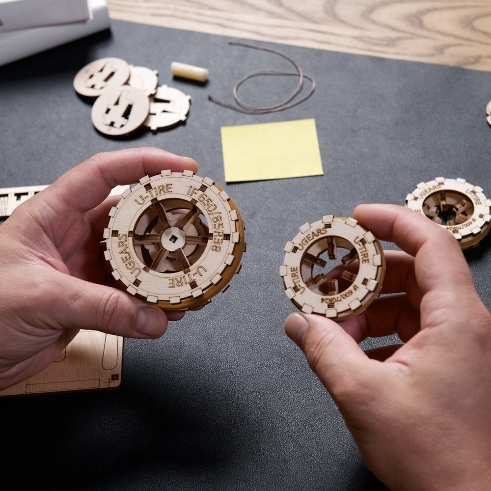 Ugears 3D dřevěné mechanické puzzle Traktor Wins (obrázek 6)