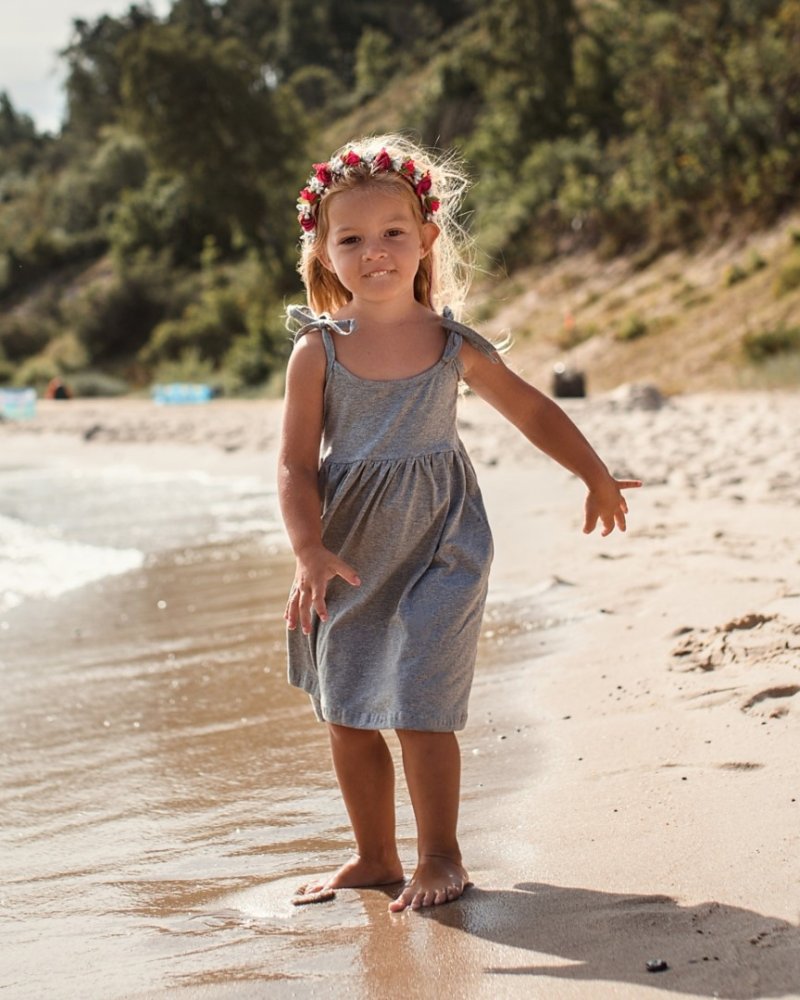 Abito da bambino con tasche, lacci sulle spalle, grigio melange 104