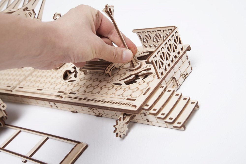 Ugears 3D dřevěné mechanické puzzle Železniční nástupiště (obrázek 4)