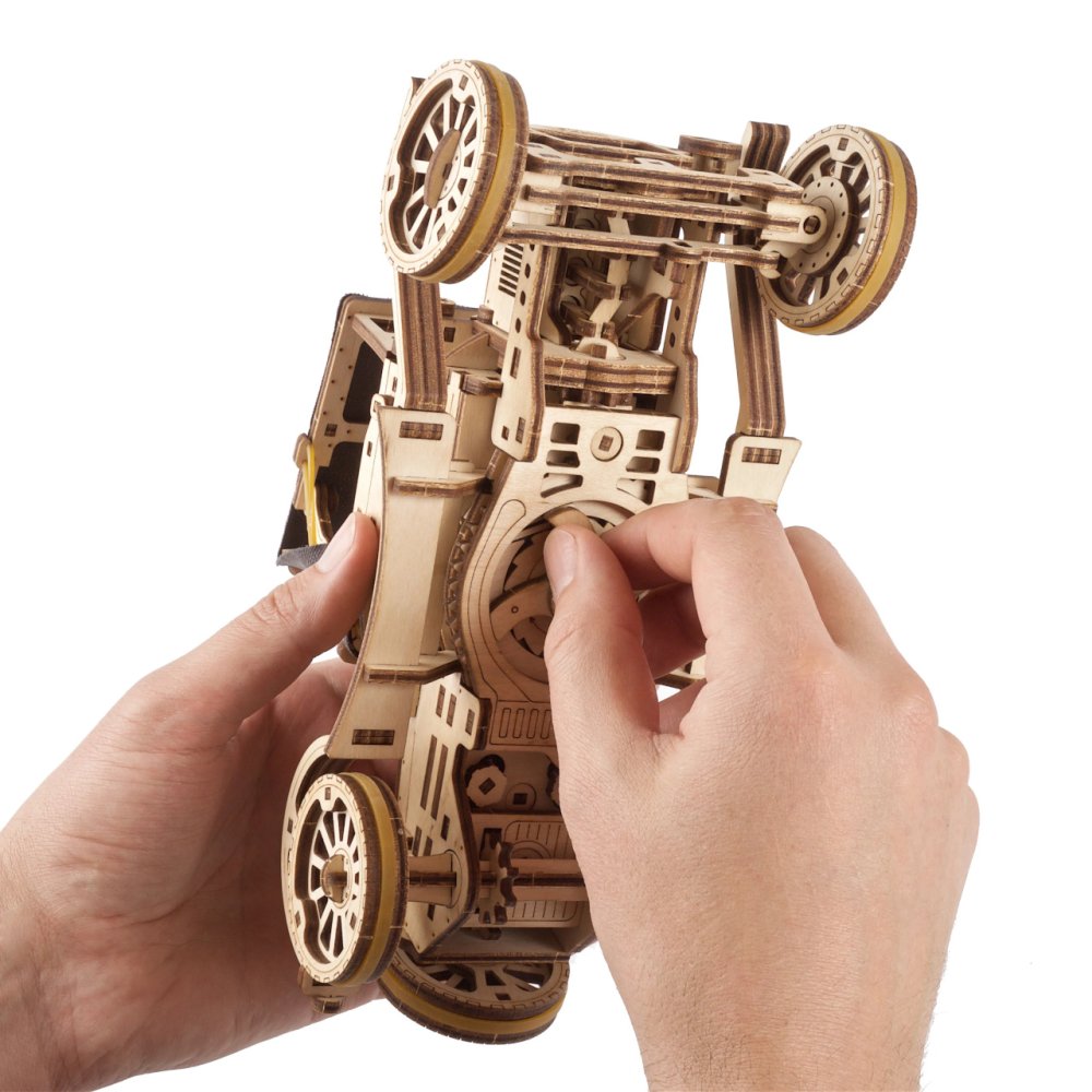 Ugears 3D dřevěné mechanické puzzle Historický automobil UGR-T (obrázek 4)