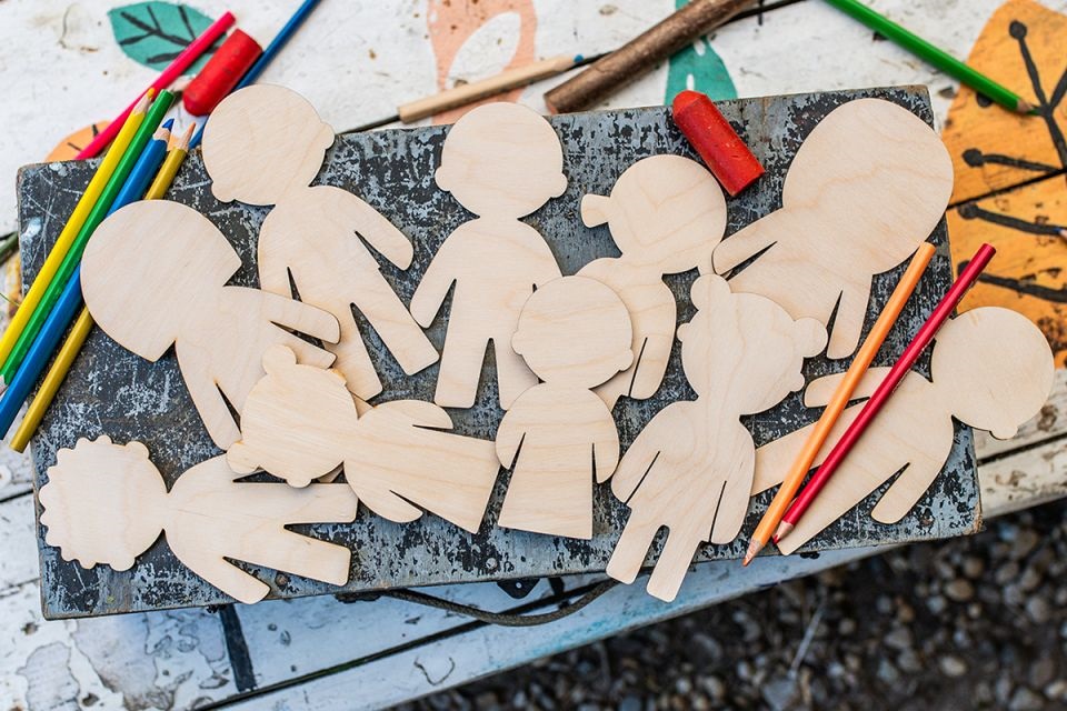 BeWooden Maluj a obkresluj - Velká rodina 10 ks