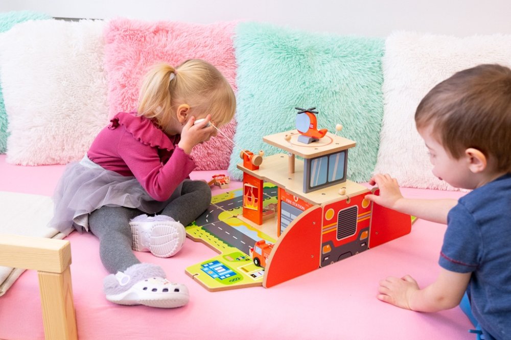 2Kids Toys Dřevěná stanice Hasiči 2 v 1 (obrázek 4)