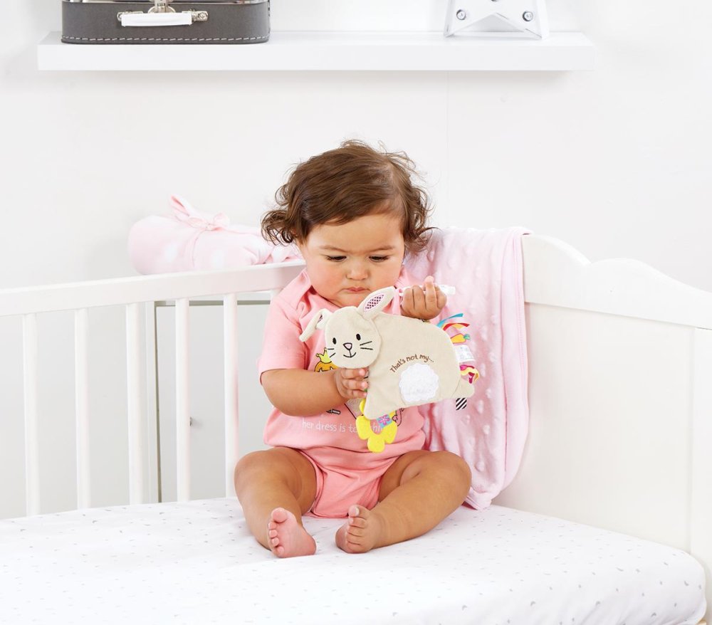 Lapin joueur en peluche arc-en-ciel – Image 3