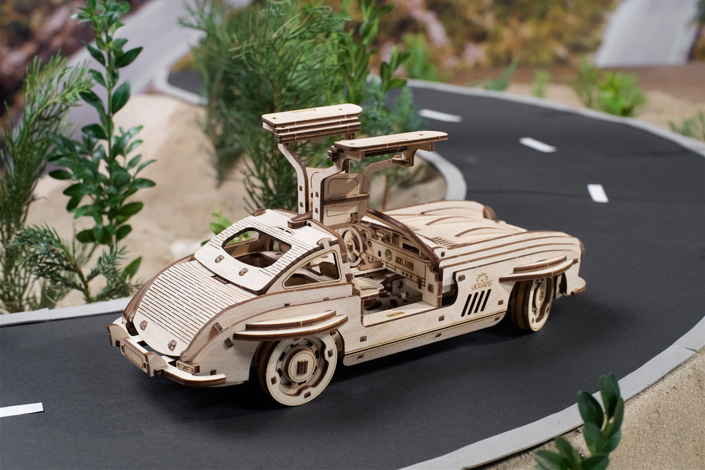 Ugears 3D dřevěné mechanické puzzle Auto Winged Sports Coupe (obrázek 5)