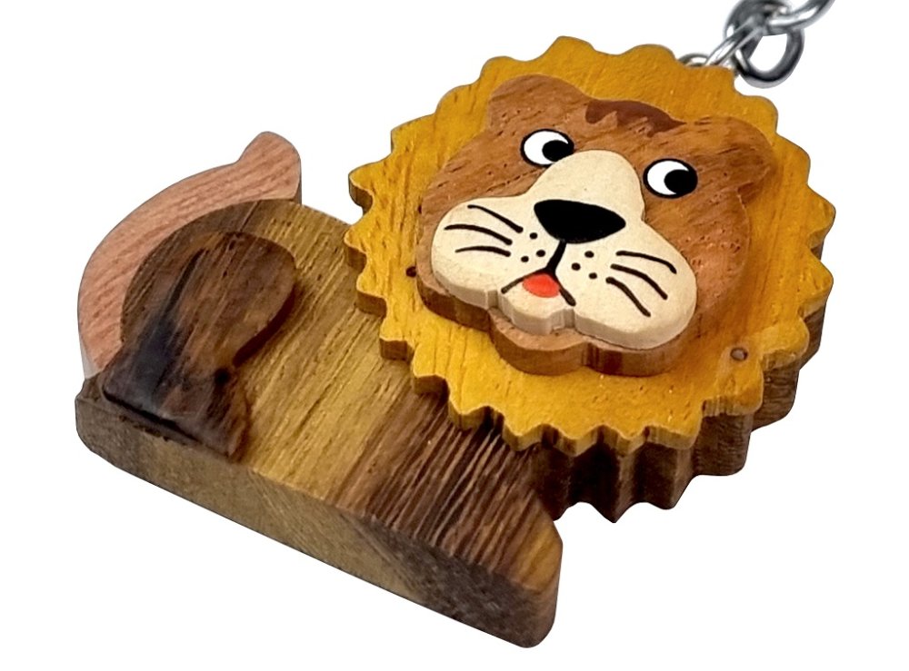 2Kids Toys Dřevěná klíčenka velká Lev ležící (obrázek 4)