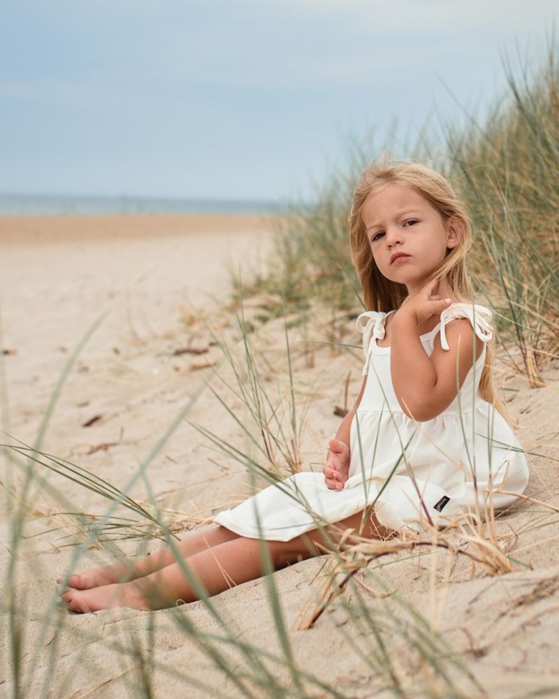 Abito da bambino con tasche, lacci sulle spalle, bianco sporco 116 - immagine 3