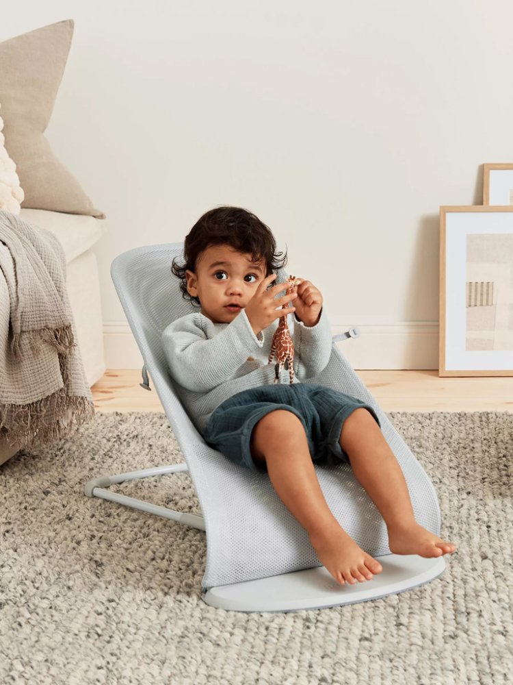 BABYBJÖRN Leżak Balance Soft Silver White Siatka, lekka konstrukcja - obrazek 6