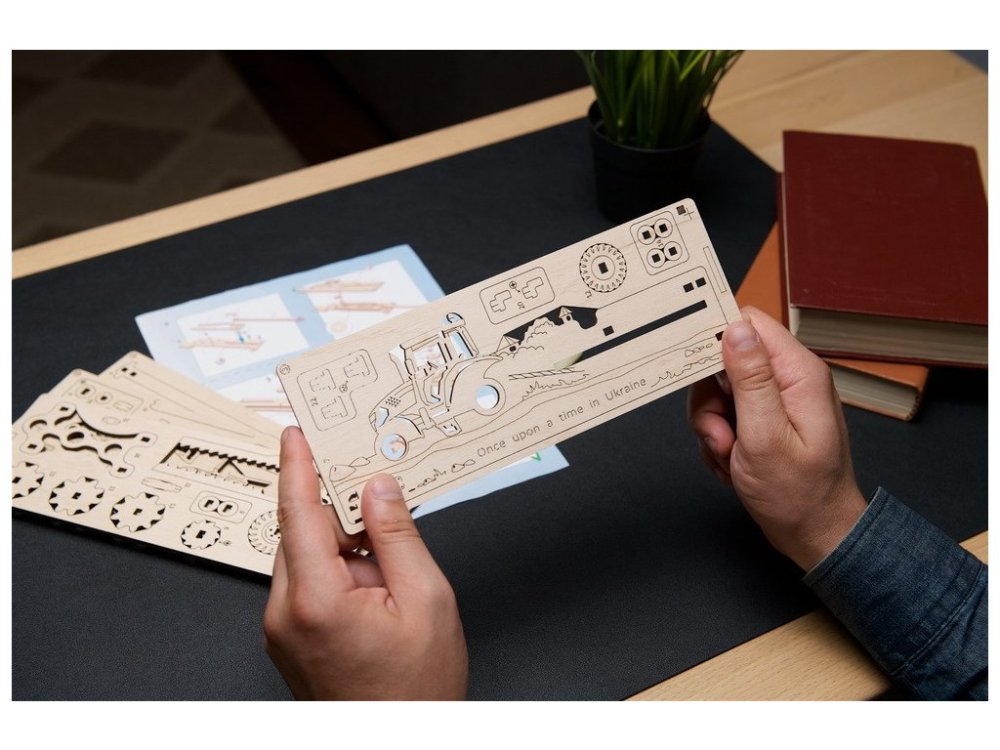Puzzle mécanique en bois 3D Ugears Brave UA Tractor – Image 4