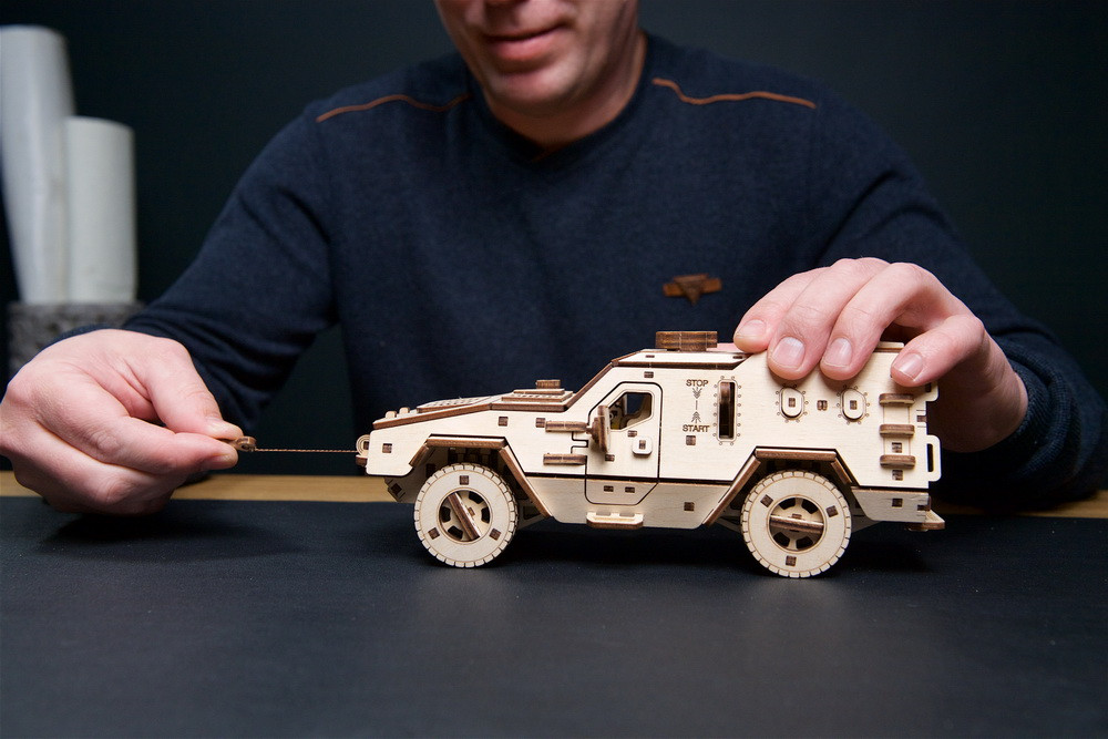 Puzzle 3D en bois mécanique Ugears Dozor-B Combat Vehicle – Image 5