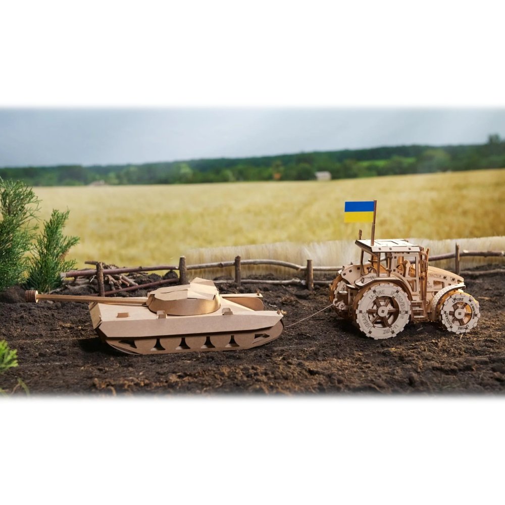 Ugears 3D dřevěné mechanické puzzle Traktor Wins (obrázek 7)
