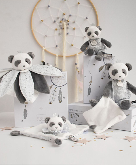 Doudou Dárková sada - plyšový muchláček panda 26 cm (obrázek 3)
