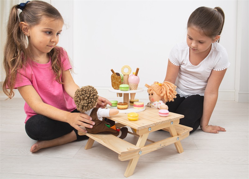 Bigjigs Toys Dřevěná pikniková lavička pro panenky (obrázek 4)