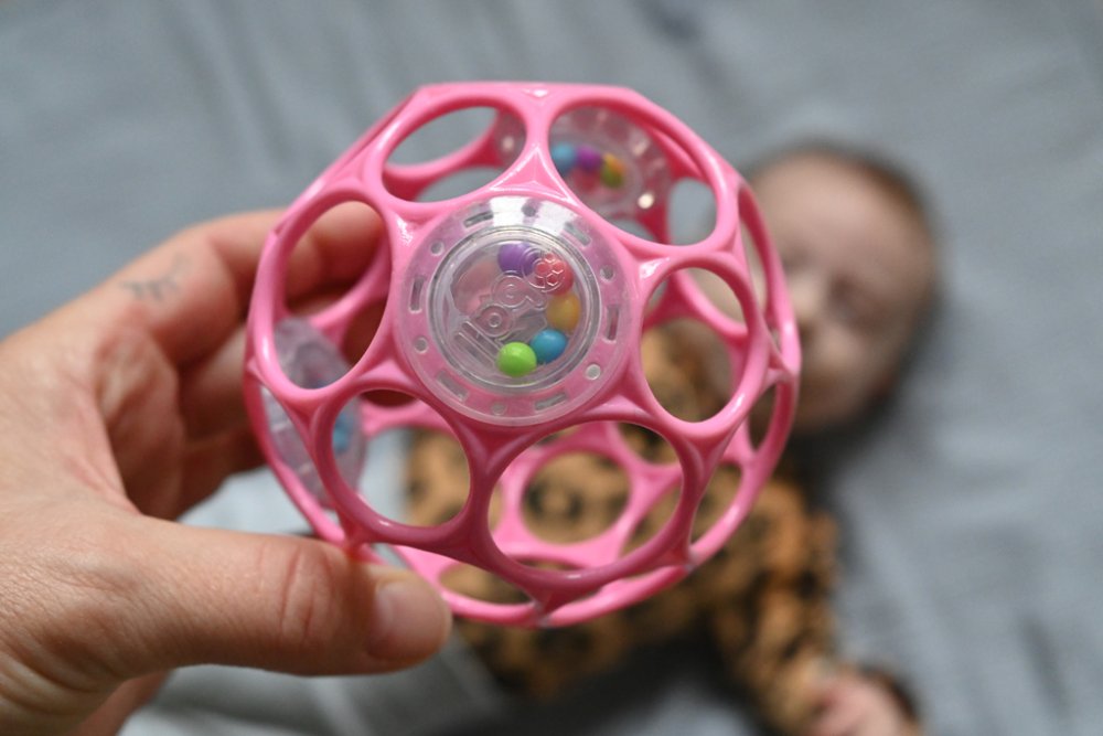 OBALL Hračka Oball RATTLE 10 cm dark pink 0m+AQUAINT 100% ekologická čisticí voda 50 ml (obrázek 9)