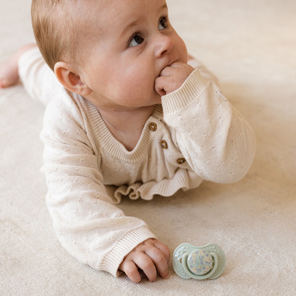LOVI Sucette silicone dynamique BLOSSOM 18m+ 2 pièces garçon – Image 3