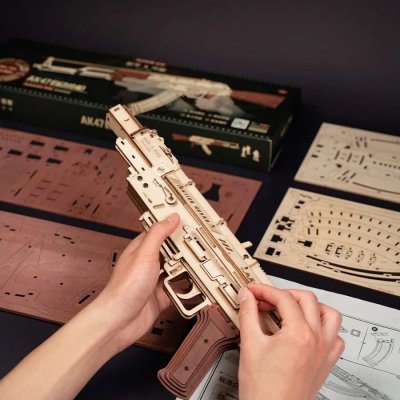 RoboTime Drewniane mechaniczne puzzle 3D Karabin szturmowy AK-47