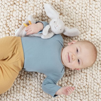 INGENUITY Kuscheltier-Spielzeug mit Beißring Häschen Cozy Sylvi™ 0m+