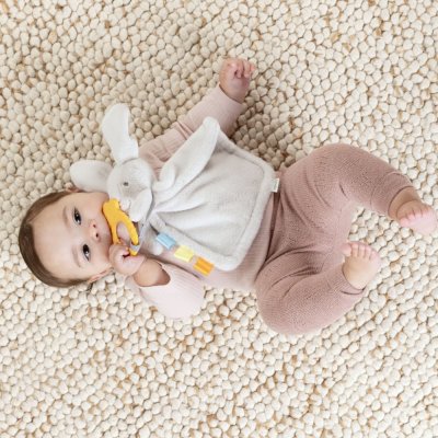 INGENUITY Kuscheltier-Spielzeug mit Beißring Häschen Cozy Sylvi™ 0m+
