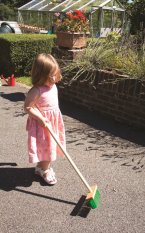 Bigjigs Toys Balai de jardin à long manche vert