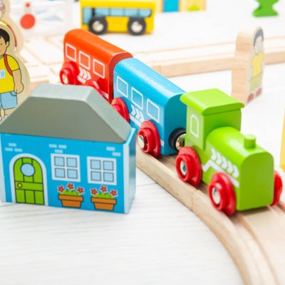 Bigjigs Rail Caminho de Ferro de Madeira Cidade e Aldeia 91 Peças