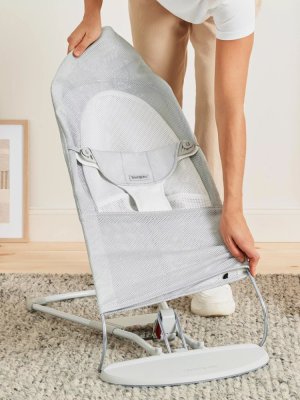 BABYBJÖRN Liege Balance Soft Silver White Mesh, leichte Konstruktion