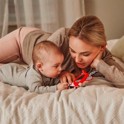 CANPOL BABIES Hantla kontrastowa piszcząca z lusterkiem Sensory