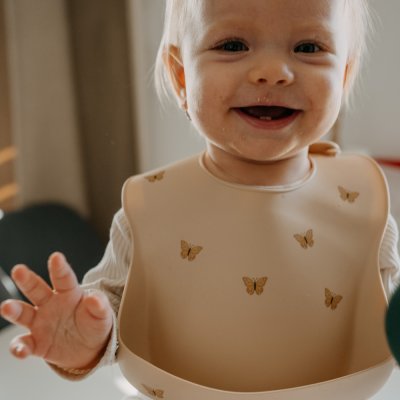PETITE&MARS Podbradník silikónový Take&Match Bitter Cocoa 6m+