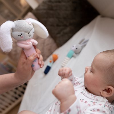 BABYONO Hračka pískací Zaječice Sunday 3m+