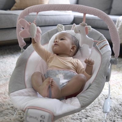 INGENUITY Espreguiçadeira Vibratória com Melodia Flora the Unicorn™ 0m+ até 9 kg