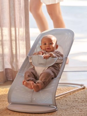 BABYBJÖRN Liege Balance Soft Silver White Mesh, leichte Konstruktion