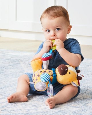 SKIP HOP Zabawka aktywna na pierścieniu C Bandana Buddies Giraffe 0m+