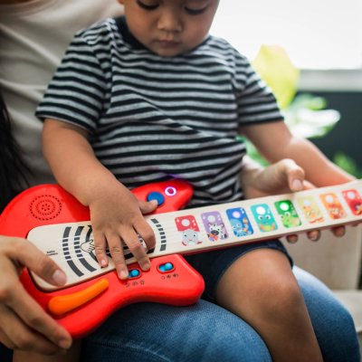 BABY EINSTEIN Jucărie chitară muzicală din lemn Together in Tune Guitar™ Connected Magic Touch™ HAPE 6m+