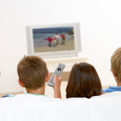 Proč neposazovat děti před televizi
