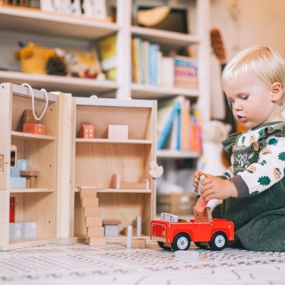 Bigjigs Toys Aufklappbares Puppenhaus mit Zubehör