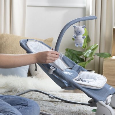 INGENUITY Masažna fotelja vibrirajuća s Happy Belly™ Rock-to-Bounce melodijom - Chambray 0m+ do 9kg