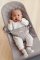 BABYBJÖRN Liege Bliss Woven, Sandgrau mit Spielzeug