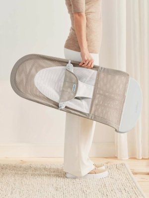 BABYBJÖRN Liege Balance Soft Grey Beige/White Mesh, hellgraue Konstruktion