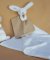 Doudou Geschenkset Glücklicher Hase Plaid und beiger Schmusetuch
