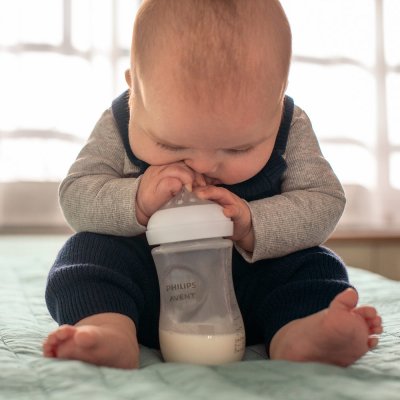 Philips AVENT Láhev Natural Response 260 ml, 1m+dárek PETITE&MARS Miska 6m+