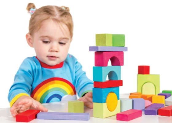 Le Toy Van Petilou Wózek z tęczowymi klockami
