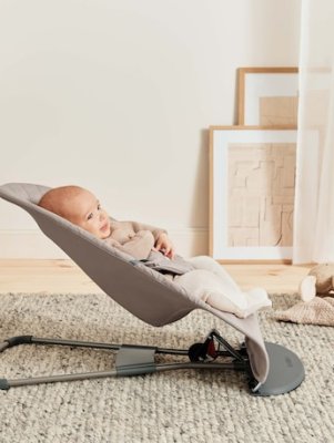 BABYBJÖRN Liege Bliss Woven, Sandgrau mit Spielzeug