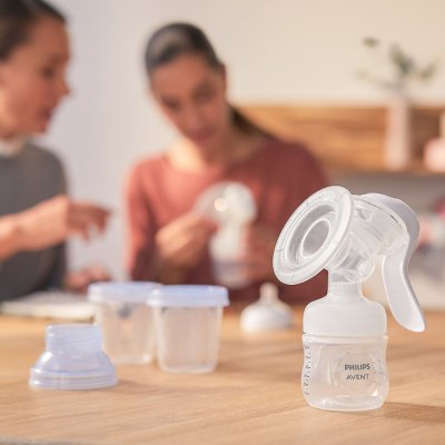 Philips AVENT Manuell bröstpump med VIA-system + bröstmjölkspåsar 180 ml, 25 st