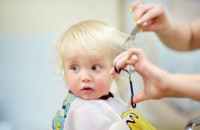 Kiedy pierwszy raz obciąć dziecku włosy?