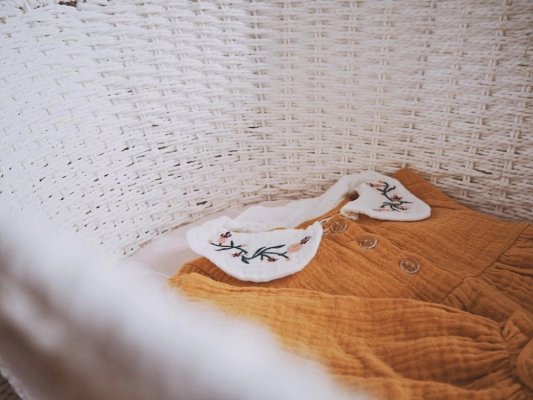 AHOJBABY Kosz Mojżesza dla niemowląt Paper Dream white + materac Airdream