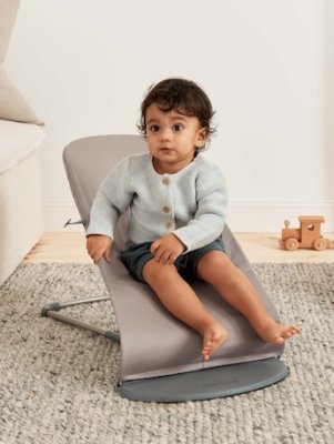BABYBJÖRN Liege Bliss Woven, Sandgrau mit Spielzeug
