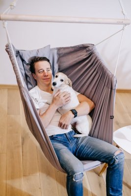 Szare wiszące krzesło relaksacyjne HOJDAVAK MAXIMUS z poduszką, Drewno Outdoor, Biała lina
