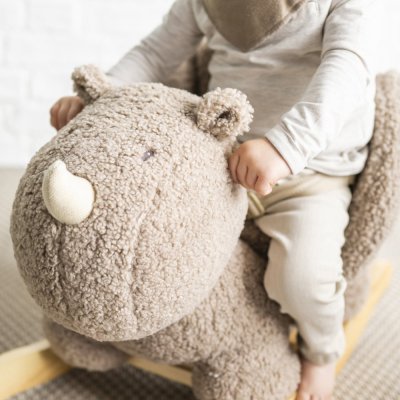 NATTOU Houpačka Teddy plyš nosorožec taupe 10m+