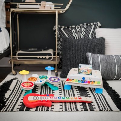 BABY EINSTEIN Jucărie chitară muzicală din lemn Together in Tune Guitar™ Connected Magic Touch™ HAPE 6m+